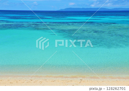 沖縄　波照間島　夏の青空と海 128262701