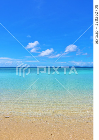 沖縄　波照間島　夏の青空と海 128262708