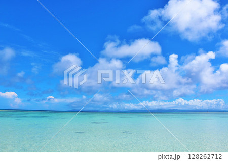 沖縄県　波照間島　夏の青空と海 128262712