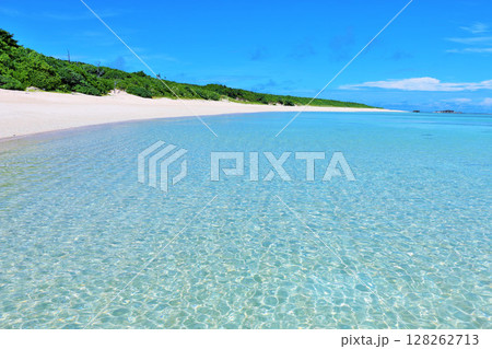 沖縄県 波照間島 夏の青空と海 沖縄県 波照間島 夏の青空と海 128262713