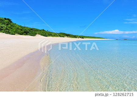 沖縄県　波照間島　夏の青空と海 128262715
