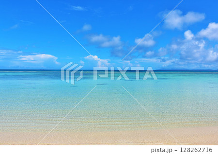 沖縄県　波照間島　夏の青空と海 128262716