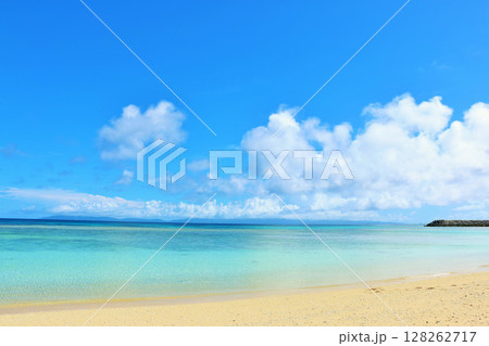 沖縄県　波照間島　夏の青空と海 128262717