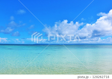 沖縄県 波照間島 夏の青空と海 沖縄県 波照間島 夏の青空と海 128262718