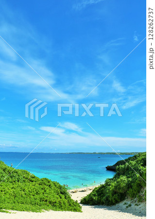 沖縄　宮古島　青空と海（撮影地：砂山ビーチ） 128262737
