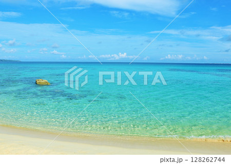 沖縄 宮古島 青空と海(撮影地:砂山ビーチ) 沖縄 宮古島 青空と海(撮影地:砂山ビーチ) 128262744