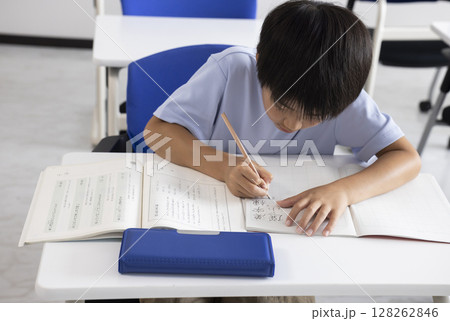 真剣に授業を受ける子ども 真剣に授業を受ける子ども 128262846