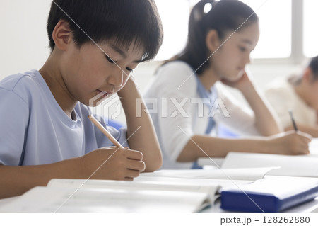 真剣に授業を受ける子どもたち 真剣に授業を受ける子どもたち 128262880