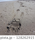 砂浜にある足跡 128262915