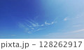 青空に浮かぶ白い雲 128262917