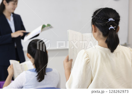 授業を受ける子どもと先生 授業を受ける子どもと先生 128262973