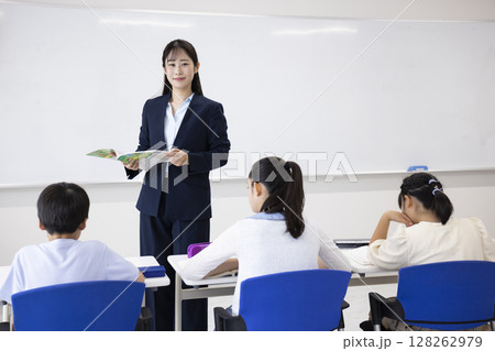 授業を受ける子どもと先生 授業を受ける子どもと先生 128262979
