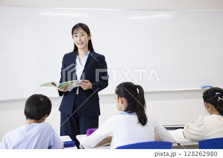 授業を受ける子どもと先生 授業を受ける子どもと先生 128262980