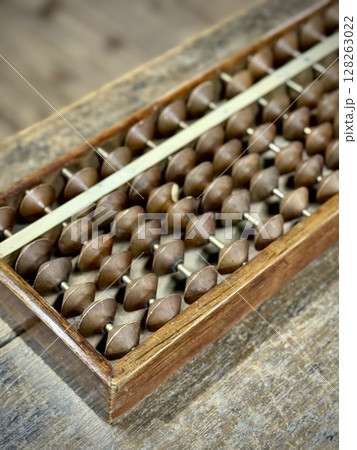 机の上にに置かれたそろばんのアップ 机の上にに置かれたそろばんのアップ 128263022