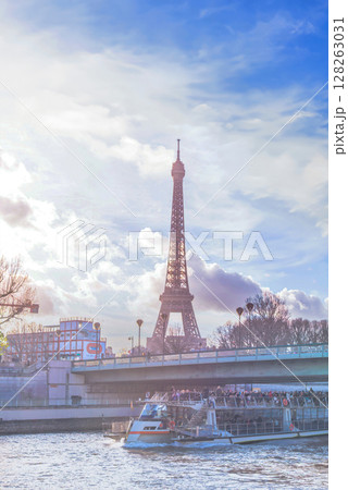 パリ エッフェル塔とセーヌ川 パリ エッフェル塔とセーヌ川 128263031