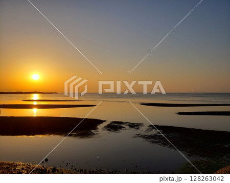 国東半島 真玉海岸の夕陽 干潟のコントラストが美しい 国東半島 真玉海岸の夕陽 干潟のコントラストが美しい 128263042