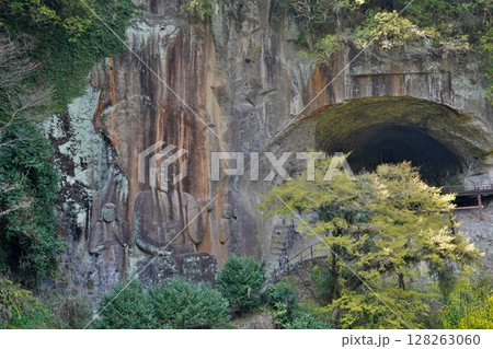 豊後大野市　普光寺の磨崖仏 128263060