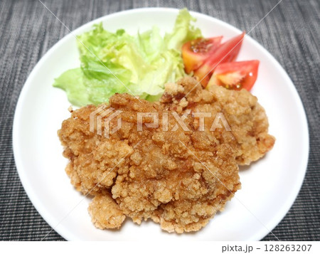 鶏肉のカリカリ唐揚げ 128263207