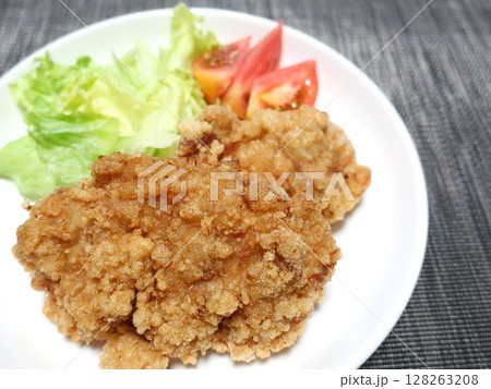 鶏肉のカリカリ唐揚げ 128263208