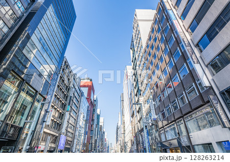 東京都某所　ビルが立ち並ぶ東京の街並み（大都市イメージ） 128263214