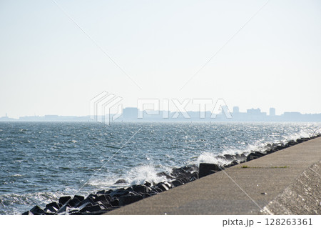 東京湾の対岸に見える街のシルエット 128263361