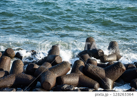 波に打ち付けられるテトラポット 波に打ち付けられるテトラポット 128263364