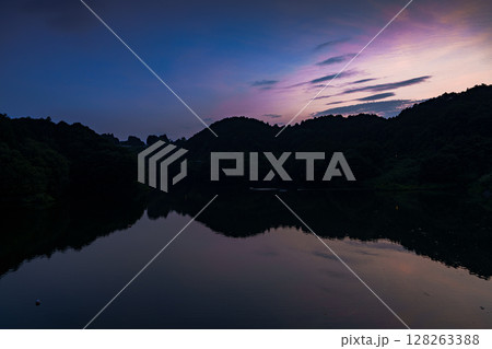 盛夏の奈良布目ダム　美しいブルーモーメントの空と対岸の山際に残る夕焼け② 128263388