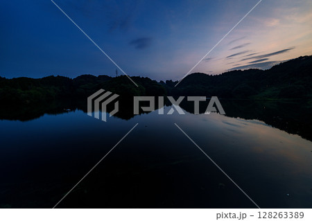 盛夏の奈良布目ダム　美しいブルーモーメントの空と対岸の山際に残る夕焼け① 128263389