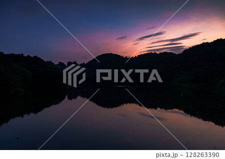 盛夏の奈良布目ダム　美しいブルーモーメントの空と対岸の山際に残る夕焼け③ 128263390
