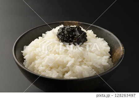海苔の佃煮を乗せた炊きたてのご飯 128263497