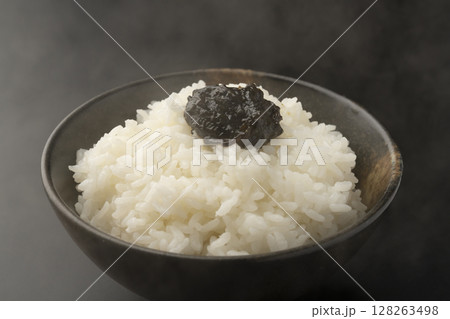 海苔の佃煮を乗せた炊きたてのご飯 128263498