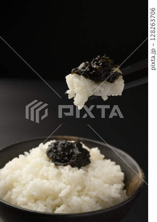 海苔の佃煮を乗せた炊きたてのご飯を箸で持ち上げる 海苔の佃煮を乗せた炊きたてのご飯を箸で持ち上げる 128263706