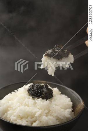 海苔の佃煮を乗せた炊きたてのご飯を箸で持ち上げる 海苔の佃煮を乗せた炊きたてのご飯を箸で持ち上げる 128263708