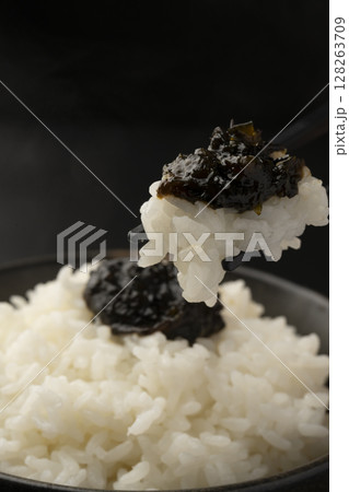 海苔の佃煮を乗せた炊きたてのご飯を箸で持ち上げる 海苔の佃煮を乗せた炊きたてのご飯を箸で持ち上げる 128263709