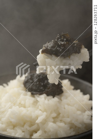 海苔の佃煮を乗せた炊きたてのご飯を箸で持ち上げる 海苔の佃煮を乗せた炊きたてのご飯を箸で持ち上げる 128263711