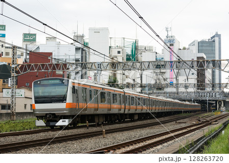 荻窪駅を走る中央快速線のE233系電車 荻窪駅を走る中央快速線のE233系電車 128263720