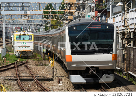 荻窪駅を走る中央快速線のE233系電車 荻窪駅を走る中央快速線のE233系電車 128263721