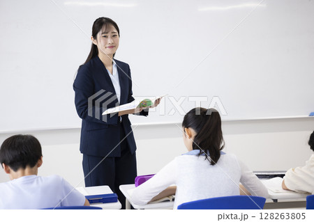 授業を受ける子どもと先生 128263805