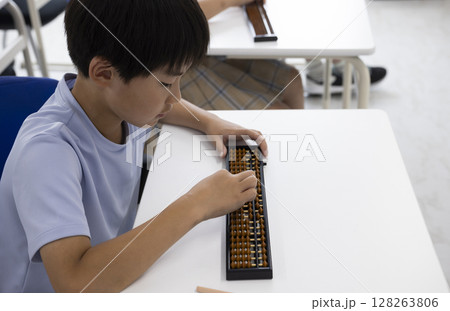 そろばんを使う小学生 そろばんを使う小学生 128263806
