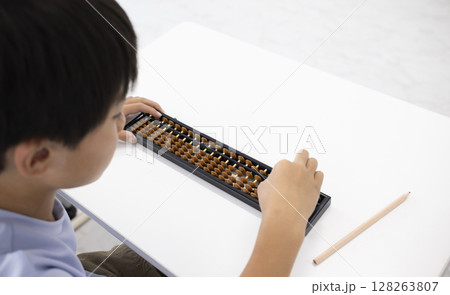 そろばんを使う小学生 そろばんを使う小学生 128263807