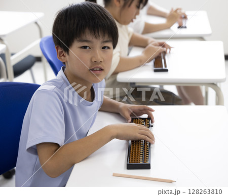 そろばんを使う小学生 128263810