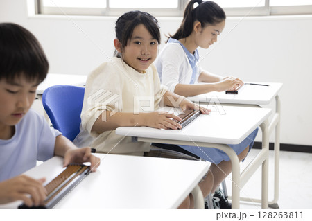 そろばんを使う小学生 128263811