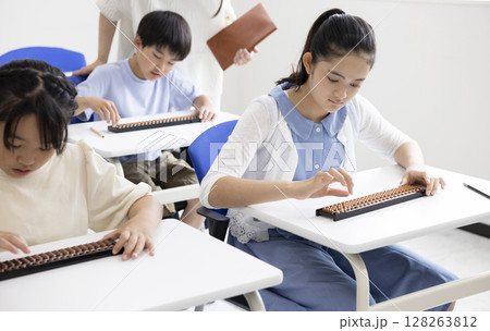 そろばんを使う小学生 そろばんを使う小学生 128263812