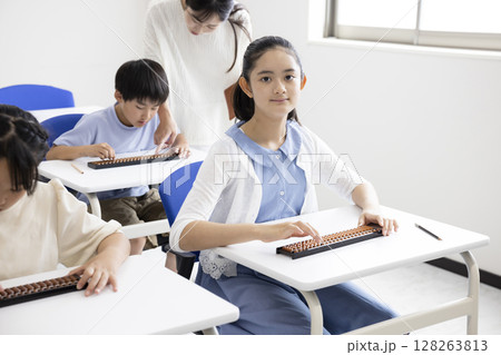 そろばんを使う小学生 128263813
