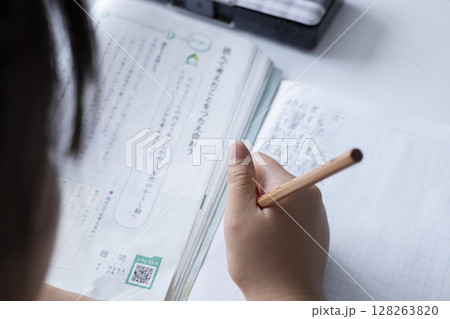 勉強する小学生の手元 勉強する小学生の手元 128263820