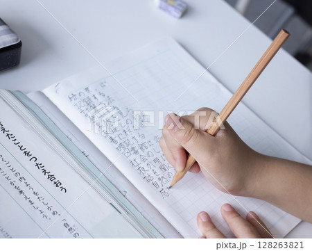 勉強する小学生の手元 128263821
