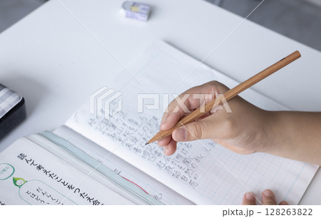 勉強する小学生の手元 128263822