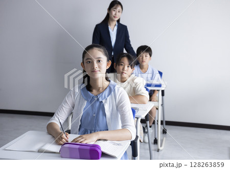 授業を受ける子どもと先生 128263859
