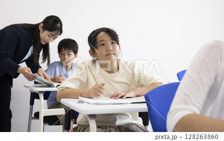 授業を受ける子どもと先生 128263860