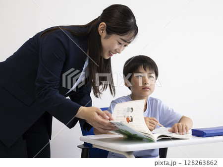 授業を受ける子どもと先生 128263862